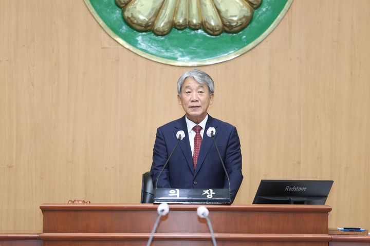 [고성(경남)=뉴시스] 신정철 기자= 제10대 경남 고성군의회 전반기 의장에 정영환 의원이 만장일치로 선출됐다. 사진은 7일 오전, 의회 본회의장에서 가진 의장 선거에서 만장일치로 선출된 정영환 의원(국민의힘·나선거구). (사진=고성군의회 제공). 2026.07.07. photo@newsis.com *재판매 및 DB 금지