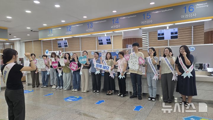 [김해=뉴시스]김해시, 행복민원실 친절응대 캠페인. (사진=김해시 제공). 2026.07.07. photo@newsis.com