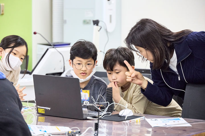 [부산=뉴시스] 국립부산과학관 교육프로그램 '인공지능 로봇교실'에 참여한 어린이들. (사진=국립부산과학관 제공) 2026.07.07. photo@newsis.com *재판매 및 DB 금지