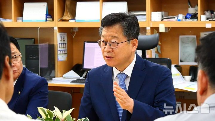 [완주=뉴시스] 안호영 의원이 7일 완주군을 찾아 완주·전주 통합 문제에 대해 군민에 사과하는 한편 완주군과 예산정책협의회 개최했다. 2026.07.07 *재판매 및 DB 금지