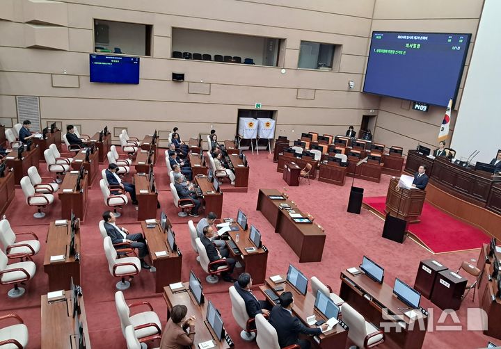 [창원=뉴시스]홍정명기자=7일 오후 경남도의회 본회의장에서 기획행정위원장선거에 단독 입후보한 장병국 국민의힘 후보가 더불어민주당 의원들이 의장단 및 상임위원장직 배분 거부에 항의하는 뜻으로 모두 퇴장한 가운데 정견 발표를 하고 있다.2026.07.07. hjm@newsis.com