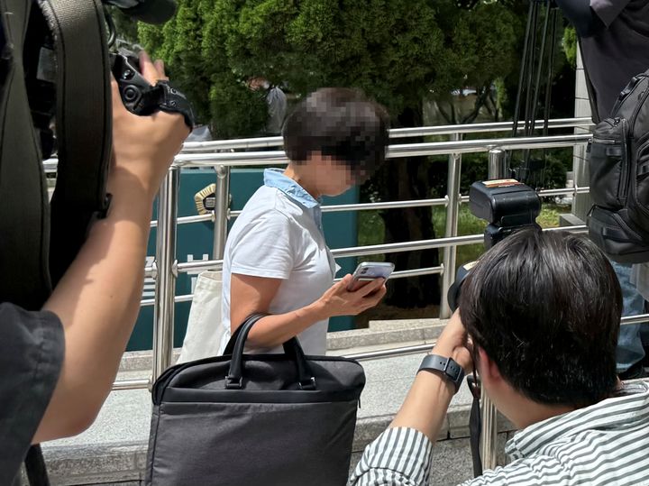 [서울=뉴시스] 정치자금법 위반 혐의를 받는 원외정당 '내일로미래로' 관계자 김모씨가 영장실질심사를 위해 서울남부지방법원에 출석하고 있다. 2026.07.07. photo@newsis.com *재판매 및 DB 금지