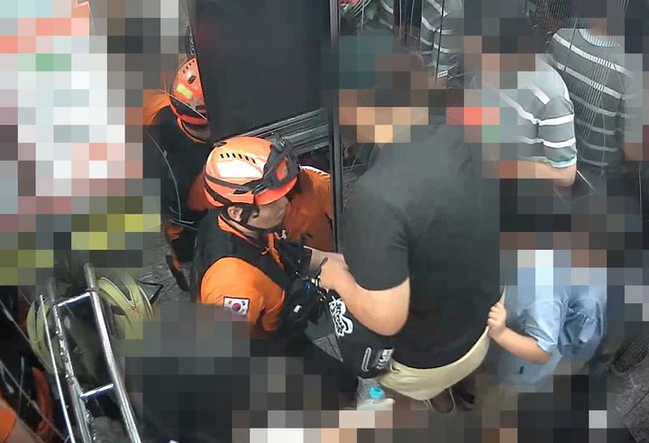 [완주=뉴시스] 지난 6일 오후 6시께 전북 완주군 이서면의 한 건물 엘리베이터에 탑승객들이 갇히자 소방대원들이 현장에 출동해 출입문을 개방하고 내부 탑승객들을 구조해내고 있다. (사진=전북도소방본부 제공) 2026.07.07. photo@newsis.com *재판매 및 DB 금지