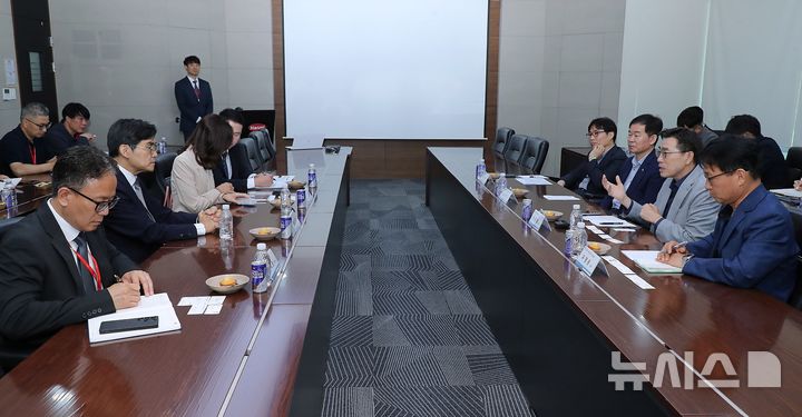 [평택=뉴시스] 최원용 평택시장과 한미약품 바이오 플랜트 임원진이 간담회를 벌이고 있는 모습 (사진=평택시 제공) 2026.07.07.photo@newsis.com 