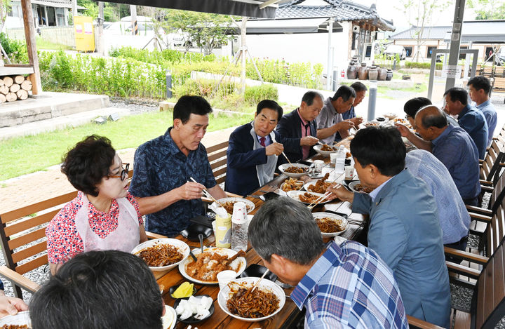 [창녕=뉴시스] 성낙인 군수 등 직원들이 산토끼밥상 활성화를 위한 외식의 날 행사를 운영하고 있다. (사진= 창녕군 제공) 2026.07.07. photo@newsis.com *재판매 및 DB 금지