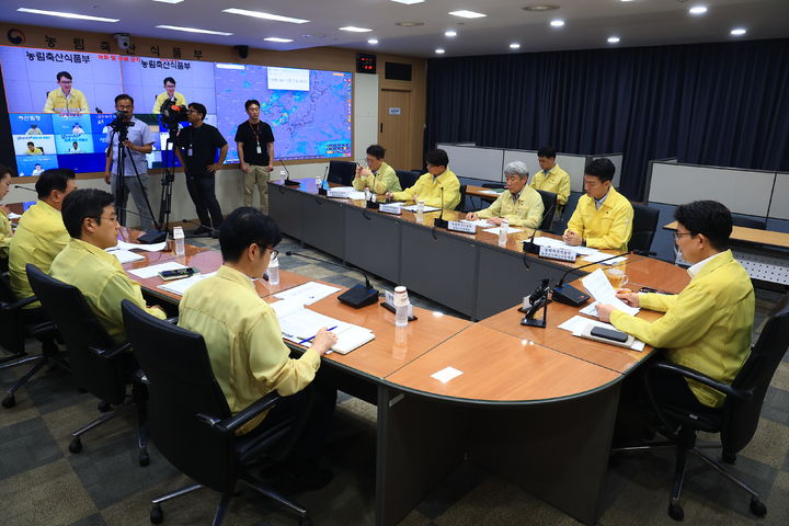 [세종=뉴시스] 농림축산식품부가 7일 본부 소관부서와 산림청·농진청·한국농어촌공사·농협 등 재난 대응기관과 9개 시도 지방정부와 함께 집중호우에 대비해 긴급 사전 점검을 실시했다. (사진=농식품부 제공) 2026.07.07. photo@newsis.com *재판매 및 DB 금지
