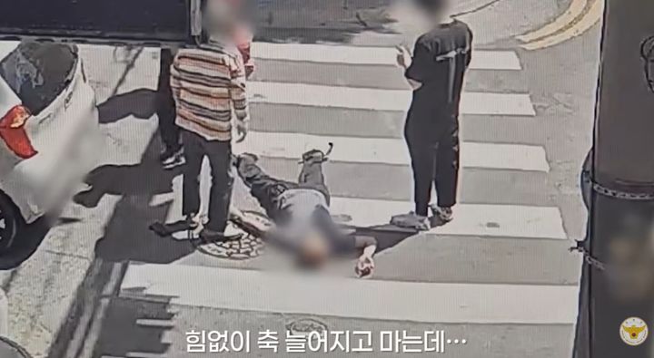 [서울=뉴시스] 술에 취해 지나가는 차량을 상대로 고의 사고를 유도한 뒤, 교통사고 피해자인 척 속인 남성이 경찰의 면밀한 폐쇄회로(CC)TV 분석 끝에 덜미를 잡혔다. (사진=대한민국 경찰청 유튜브 캡처) *재판매 및 DB 금지