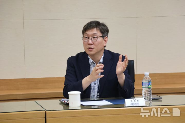 [서울=뉴시스]김기환 기초과학연구원(IBS) 트랩이온 양자과학연구단 연구단장이 7일 오후 서울 강남구 한국과학기술단체총연합회에서 열린 그룹 인터뷰에서 발언하고 있다. (사진=한국과학기술단체총연합회) 2026.07.07. hsyhs@newsis.com