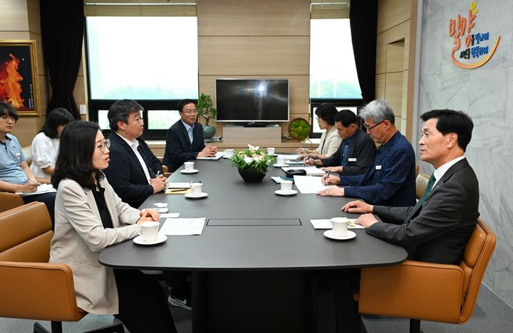 [밀양=뉴시스] 김현채 부산출입국·외국인청장이 계절근로자 제도의 안정적인 운영을 위한 협력 방안을 논의하고 있다. (사진=밀양시 제공) 2026.07.07. photo@newsis.com *재판매 및 DB 금지