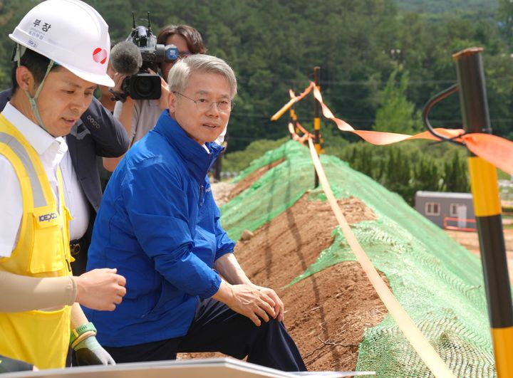 [전남광주=뉴시스] 민형배 전남광주통합특별시장이 7일 오후 신장성변전소 건설현장을 점검하고 있다. (사진 = 전남광주통합특별시 제공). 2026.07.07. photo@newsis.com *재판매 및 DB 금지
