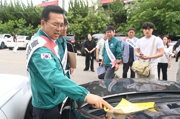 중고차 수출단지 불법행위를 단속하는 이재호 인천 연수구청장. (사진=연수구 제공) 2026.07.07. photo@newsis.com *재판매 및 DB 금지