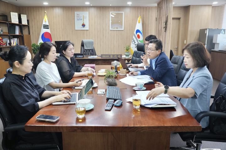 [천안=뉴시스] 장기수 충남 천안시장이 7일 사립 작은도서관 관계자들과 간담회를 갖고 있다. (사진=천안시 제공) 2026.07.07 photo@newsis.com *재판매 및 DB 금지