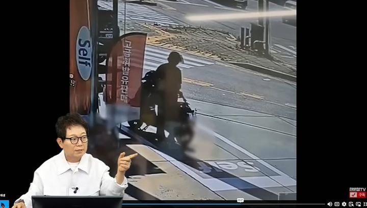 [서울=뉴시스] 셀프 주유소에서 오토바이에 기름을 넣다 화재가 발생한 장면.(사진=유튜브 '한문철TV' 캡처)