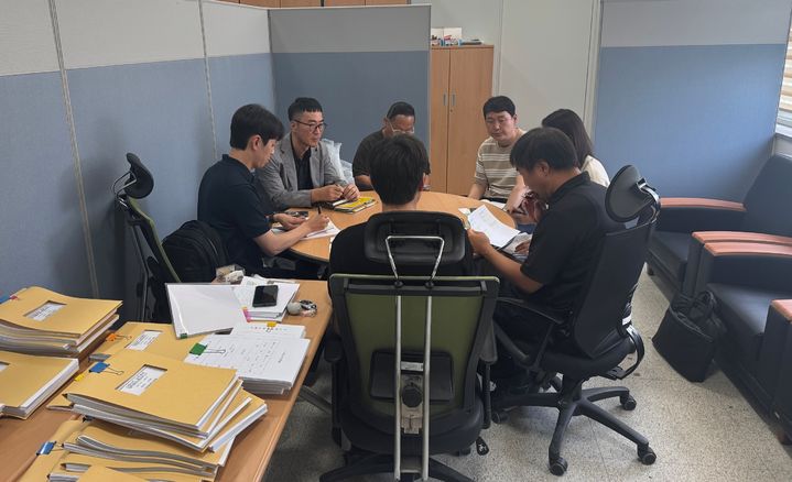 한강유역환경청과 승인기관 담당자들이 경기 화성시 소재 산업단지에서 산업단지 관리기본계획 등 관련 서류를 확인하고 있다. (사진=한강유역환경청 제공) photo@newsis.com *재판매 및 DB 금지