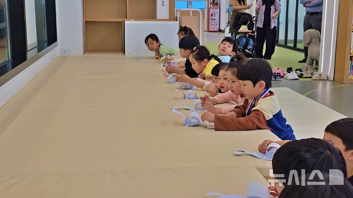 [전주=뉴시스] 전북 전주시설공단은 미취학 아동의 디지털 과의존 예방을 위한 '스마트 쉼 아카데미' 2기 프로그램을 성공적으로 마무리했다고 7일 밝혔다. (사진=전주시설공단 제공) 2026.07.07. photo@newsis.com 