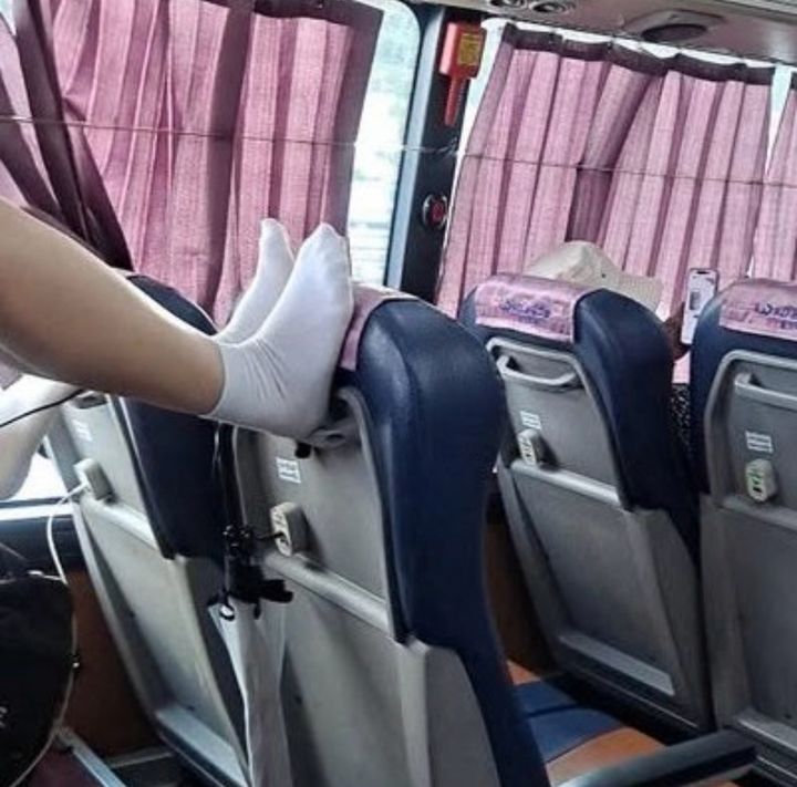 [서울=뉴시스]잠실에서 별내로 향하는 1001번 버스에서 여학생 두 명이 앞좌석 위에 발을 올리고 있는 모습. (사진출처:보배드림) 2026.07.07