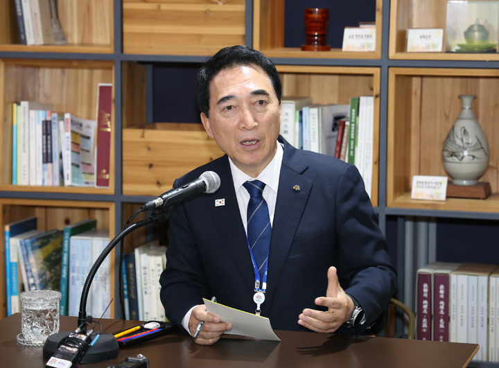 [홍성=뉴시스] 7일 충남도청 프레스센터에서 기자 간담회를 갖는 박수현 충남도지사. (사진=충청남도 제공) 2026.07.07 photo@newsis.com *재판매 및 DB 금지