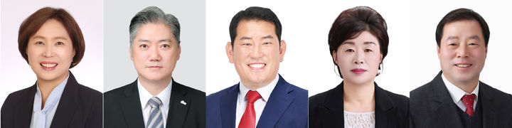 [밀양=뉴시스] 사진 왼쪽부터 박미경 의회운영위원회 위원장, 이현민 총무위원회 위원장, 박원태 산업건설위원회 위원장, 이영자 윤리특별위원회 위원장, 김성백 예산결산특별위원회 위원장. (사진=밀양시 제공) 2026.07.07. photo@newsis.com *재판매 및 DB 금지