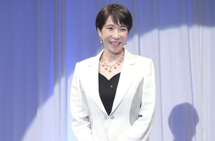 [서울=뉴시스] 지난 4일 도쿄에서 열린 ‘제37회 일본 주얼리 베스트 드레서상’에서 다카이치 사나에 일본 총리가 보석을 착용하고 환하게 웃고 있다. (사진출처: 엑스)