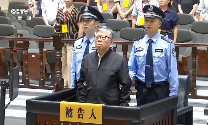 [서울=뉴시스] 지방 공무원으로 30년간 약 5000억원 뇌물 혐의로 6일 창저우시 중급인민법원 1심에서 사형을 선고받은 양유린 전 장쑤성 난징 경제기술개발구 관리위원회 주임.(출처: CCTV) 2026.07.07. *재판매 및 DB 금지