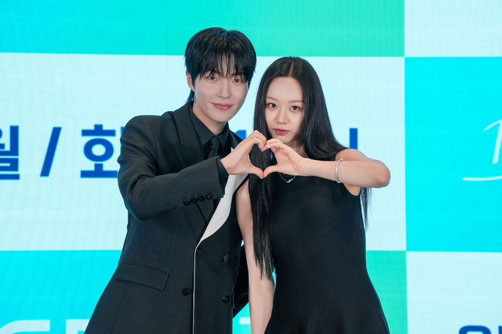 [서울=뉴시스] 배우 황인엽과 이혜리가 7일 서울 구로구 더세인트에서 열린 ENA 월화드라마 '그대에게 드림' 제작발표회에서 포즈를 취하고 있다. (사진=ENA 제공) 2026.07.07. photo@newsis.com *재판매 및 DB 금지