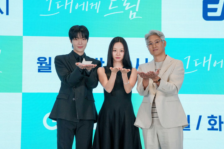 [서울=뉴시스] 배우 황인엽, 이혜리, 유선동 감독이 7일 서울 구로구 더세인트에서 열린 ENA 월화드라마 '그대에게 드림' 제작발표회에서 포즈를 취하고 있다. (사진=ENA 제공) 2026.07.07. photo@newsis.com *재판매 및 DB 금지