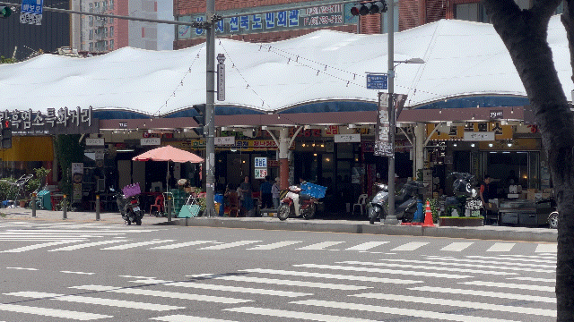 [성남=뉴시스] 김드보라 인턴기자 = 지나가는 행인도, 멈춰 서는 차도 많지 않은 흑염소 특화거리 일대 모습. *재판매 및 DB 금지