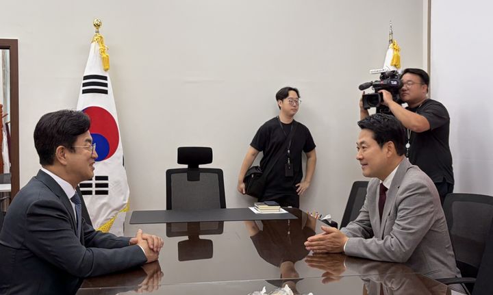 [대전=뉴시스] 허태정 대전시장이 7일 국회에서 장동혁 국민의힘 대표와 면담하고 있다. (사진=대전시 제공) 2026.07.07. photo@newsis.com&nbsp; *재판매 및 DB 금지