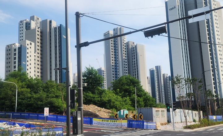 [광명=뉴시스] 문영호 기자 = 가칭 광명1초 설립 추진 부지. 아파트 한 켠에 빈 터로 남아 있다. 2026.07.07. sonanom@newsis.com *재판매 및 DB 금지