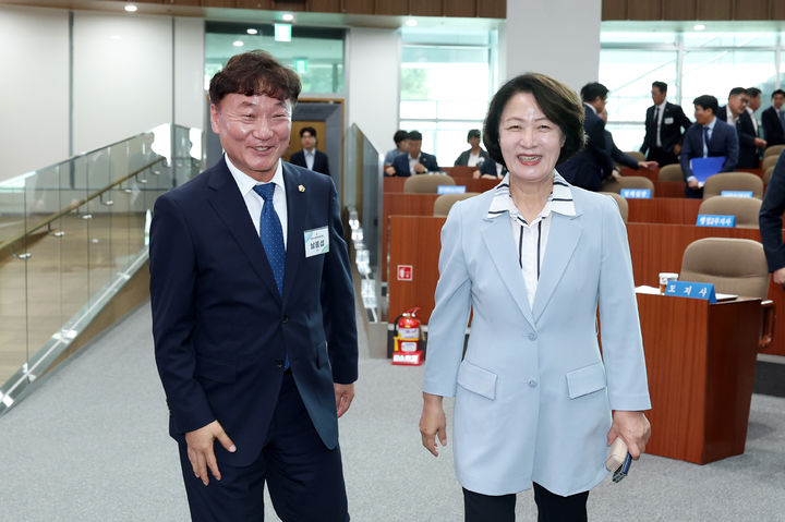 [수원=뉴시스] 추미애 경기도지사와 남종섭 경기도의회 의장. (사진=경기도의회 제공) 2026.07.07. photo@newsis.com *재판매 및 DB 금지