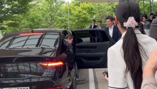 [서울=뉴시스] 7일 이재용 삼성전자 회장이 미국 선밸리 콘퍼런스 참석을 위해 오후 5시께 서울 강서구 김포비즈니스항공센터(SGBAC)를 통해 출국했다. 2026.07.07. parknr@newsis.com