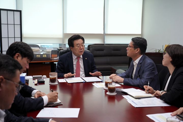 [창원=뉴시스] 국민의힘 박상웅 의원이 7일 한국철도공사에 KTX 함안역 정차 재개 촉구하고 있다. (사진=박상웅 의원실 제공) 2026.07.07. photo@newsis.com *재판매 및 DB 금지