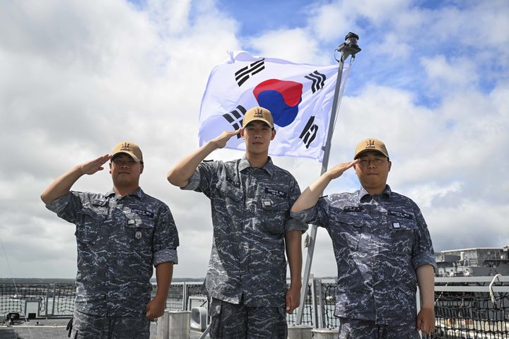 [하와이=뉴시스] 2026 환태평양훈련(RIMPAC·림팩) 참가를 위해 자발적으로 전역을 연기한 고혁남(좌측), 양선우(중앙), 정재현유 병장(우측) (사진=해군 제공) 2026.07.07. photo@newsis.com *재판매 및 DB 금지