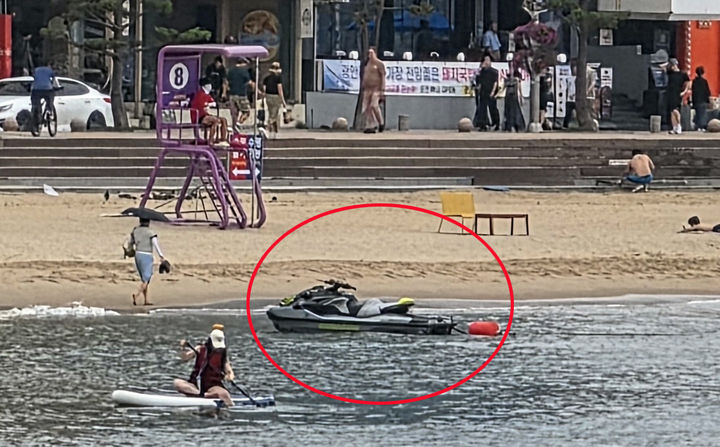 [부산=뉴시스] 수상레저활동 금지구역인 부산 수영구 광안리해수욕장에 진입한 수상오토바이. (사진=부산해경 제공) 2026.07.07. photo@newsis.com *재판매 및 DB 금지