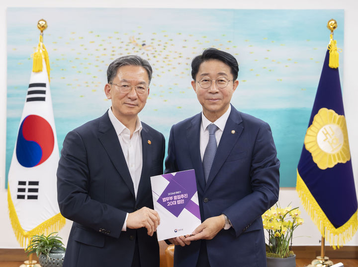 [서울=뉴시스] 정성호 법무부 장관이 조정식 국회의장과 한병도 더불어민주당 원내대표를 만나 스토킹처벌법 개정안 등 20대 민생·안전 법안에 대한 입법을 요청했다. 사진은 정 정관(왼쪽)과 조 의장(오른쪽). (사진=법무부 제공) 2026.07.07. photo@newsis.com *재판매 및 DB 금지