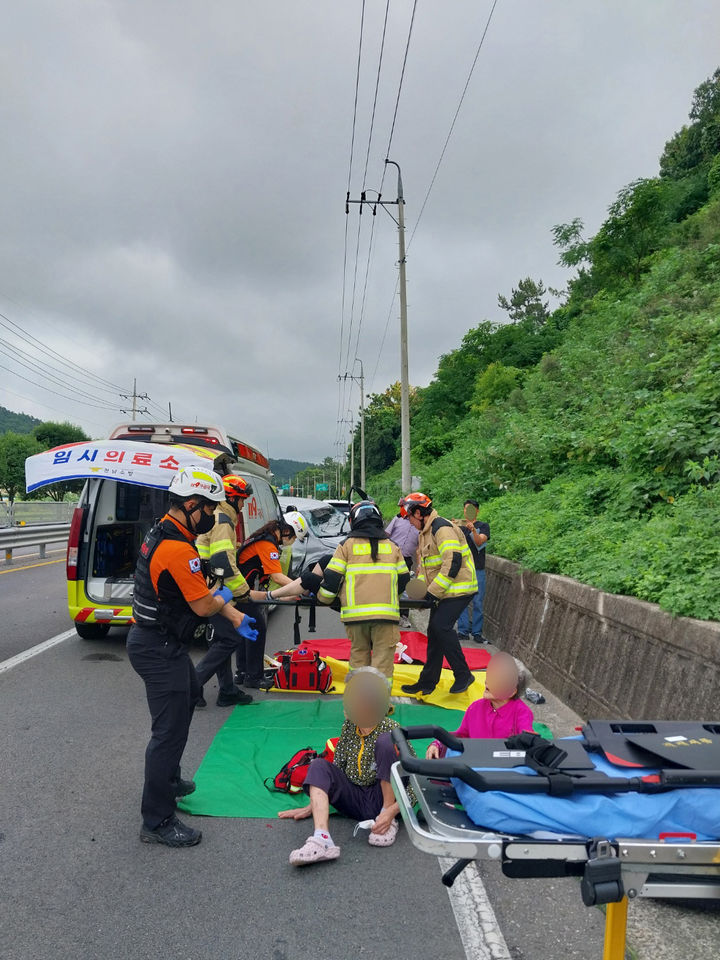 [전남광주] 7일 오후 5시6분께 전남광주통합특별시 고흥군 과역면 도천리 한 도로에서 주행 중이던 SUV 차량이 앞서가던 승합차량을 추돌해 구조 당국이 현장 조치를 하고 있다. (사진=소방본부 제공) 2026.07.07. photo@newsis.com *재판매 및 DB 금지