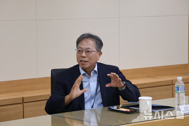 [서울=뉴시스]장병탁 서울대학교 컴퓨터공학부 교수가 7일 오후 서울 강남구 한국과학기술단체총연합회에서 열린 그룹 인터뷰에서 발언하고 있다. (사진=한국과학기술단체총연합회) 2026.07.07. hsyhs@newsis.com