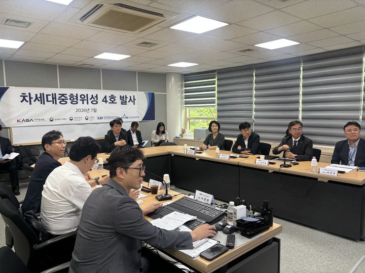 [세종=뉴시스] 김상경 농촌진흥청 차장 등이 7일 대전 한국항공우주연구원에서 차세대중형위성 4호(농림위성) 발사 상황을 참관하고 있다. (사진=농진청 제공) *재판매 및 DB 금지
