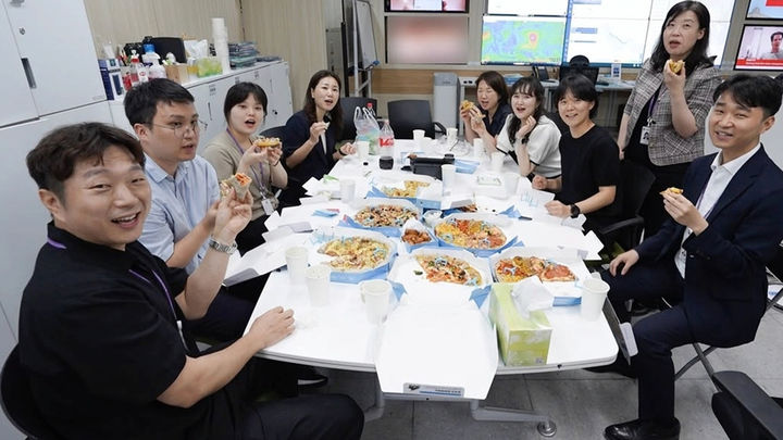 [서울=뉴시스] 이재명 대통령, 중동대응 외교부에 피자 선물. (사진=조현 장관 인스타그램) 2026.07.07 *재판매 및 DB 금지