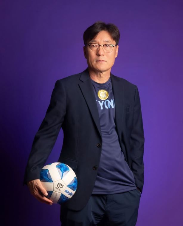 [서울=뉴시스] 캄보디아 프로축구 나가월드FC가 이임생 전 대한축구협회 기술이사를 신임 테크니컬 디렉터로 선임했다고 발표했다. (사진='nagaworld.fc' 인스타그램 계정 캡처)