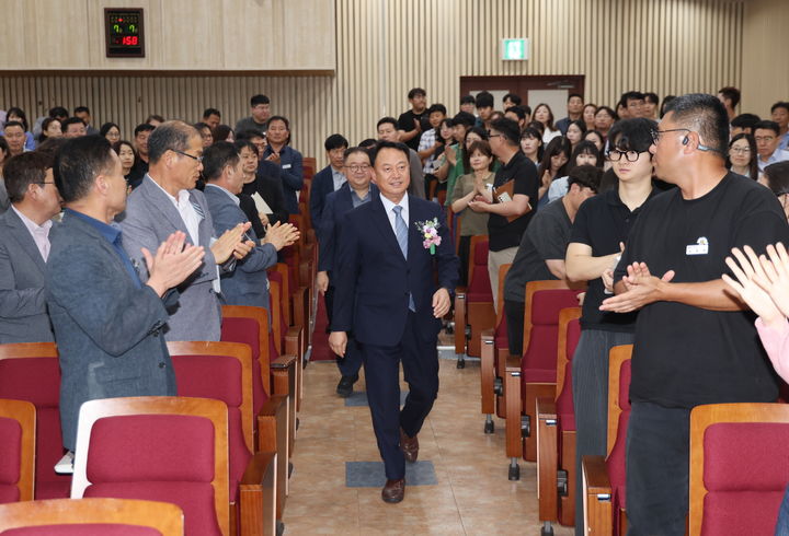 [태안=뉴시스] 유윤수 충남 태안 부군수가 6일 태안군청 대강당에서 열린 취임식에서 직원들의 박수를 받으며 강단으로 향하고 있다. (사진=태안군 제공) 2026.07.07. photo@newsis.com *재판매 및 DB 금지