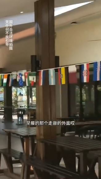 [서울=뉴시스] 말레이시아 쿠알라룸푸르의 한 호텔 조식 레스토랑에서 중국인 관광객이 중국 국기가 없다며 직원에게 항의하고 있다. (사진='anthraxxxx' X 계정 캡처)