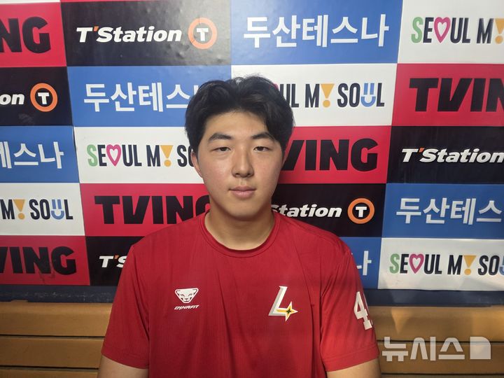 [서울=뉴시스] 김희준 기자 = SSG 랜더스의 김민준이 7일 잠실구장에서 벌어진 두산 베어스와의 경기에 선발 등판해 호투한 뒤 취재진과 인터뷰를 하고 있다. 2026.07.07jinxijun@newsis.com