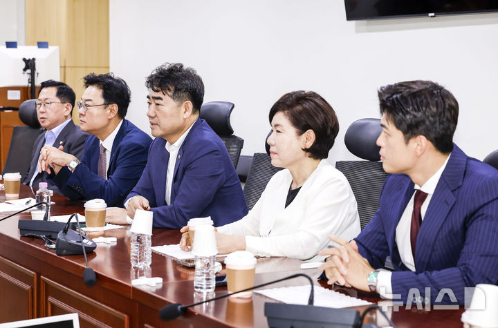[서울=뉴시스] 정병혁 기자 = 이성권 국민의힘 의원을 비롯한 소속 의원들이 7일 서울 여의도 국회 의원회관에서 열린 대안과 미래 조찬모임에 참석해 있다. 2026.07.07. jhope@newsis.com