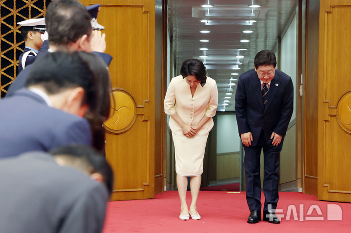 [성남=뉴시스] 조성봉 기자 = 북대서양조약기구(NATO) 정상회의 참석 및 몽골을 국빈 방문하는 이재명 대통령과 김혜경 여사가 7일 경기 성남 서울공항에서 출국하며 인사하고 있다. 2026.07.07. suncho21@newsis.com