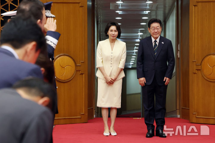 [성남=뉴시스] 조성봉 기자 = 북대서양조약기구(NATO) 정상회의 참석 및 몽골을 국빈 방문하는 이재명 대통령과 김혜경 여사가 7일 경기 성남 서울공항에서 출국하며 인사하고 있다. 2026.07.07. suncho21@newsis.com