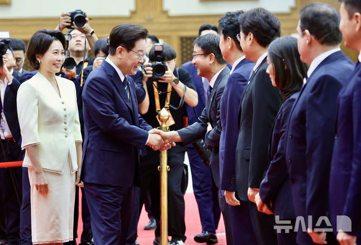 [성남=뉴시스] 조성봉 기자 = 북대서양조약기구(NATO) 정상회의 참석 및 몽골을 국빈 방문하는 이재명 대통령이 7일 경기 성남 서울공항에서 출국하며 한병도 더불어민주당 당대표 직무대행 겸 원내대표와 악수하고 있다. 2026.07.07. suncho21@newsis.com
