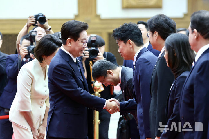 [성남=뉴시스] 조성봉 기자 = 북대서양조약기구(NATO) 정상회의 참석 및 몽골을 국빈 방문하는 이재명 대통령이 7일 경기 성남 서울공항에서 출국하며 강훈식 비서실장과 악수하고 있다. 2026.07.07. suncho21@newsis.com