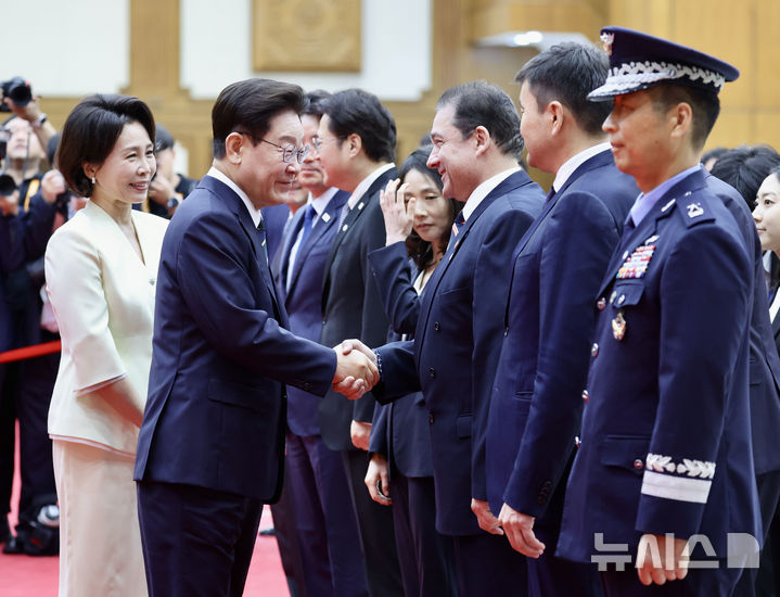 [성남=뉴시스] 조성봉 기자 = 북대서양조약기구(NATO) 정상회의 참석 및 몽골을 국빈 방문하는 이재명 대통령이 7일 경기 성남 서울공항에서 출국하며 살리 무랏 타메르 주한 튀르키예 대사와 악수하고 있다. 2026.07.07. suncho21@newsis.com