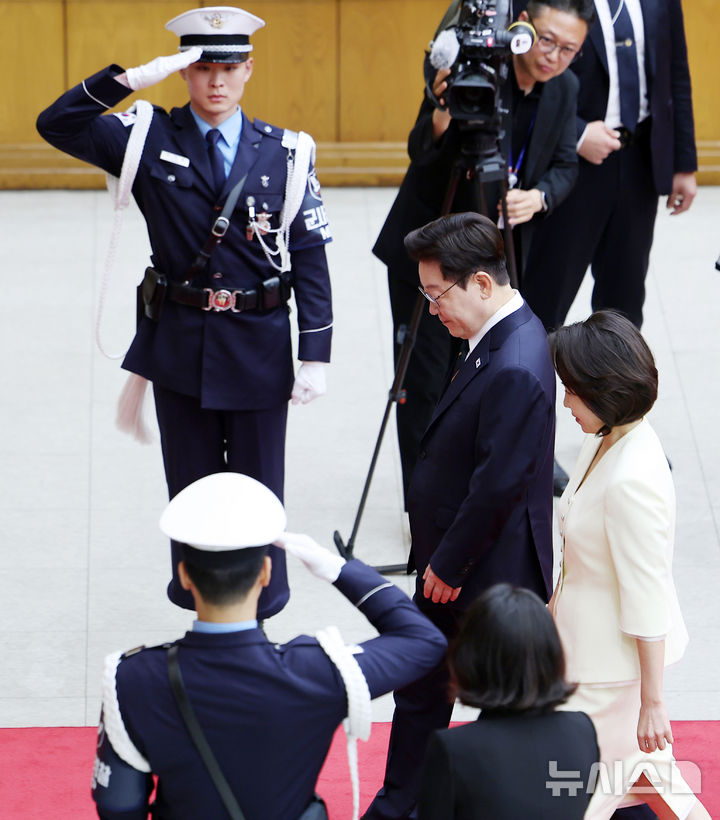 [성남=뉴시스] 조성봉 기자 = 북대서양조약기구(NATO) 정상회의 참석 및 몽골을 국빈 방문하는 이재명 대통령과 김혜경 여사가 7일 경기 성남 서울공항에서 출국하고 있다. 2026.07.07. suncho21@newsis.com